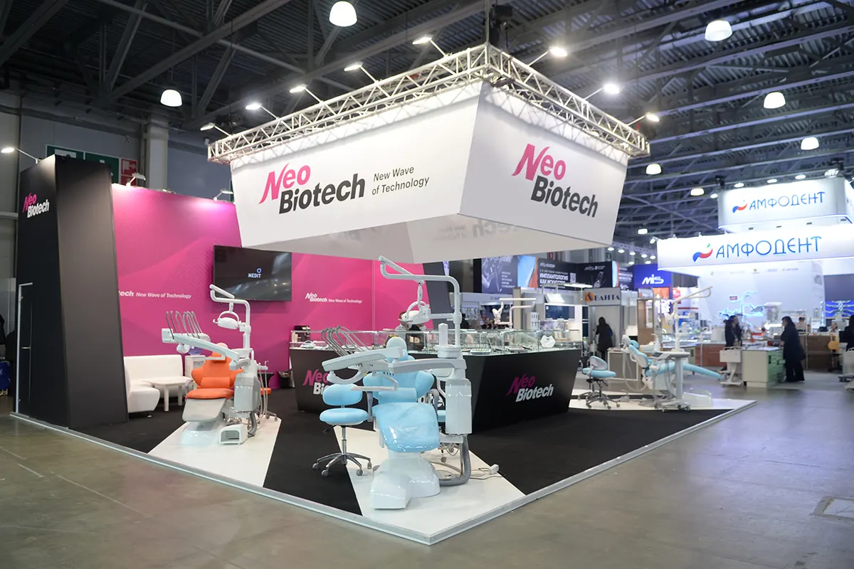 Стенд компании Главденталь (NeoBiotech), МВЦ «Крокус Экспо», 81 м², полуостров
